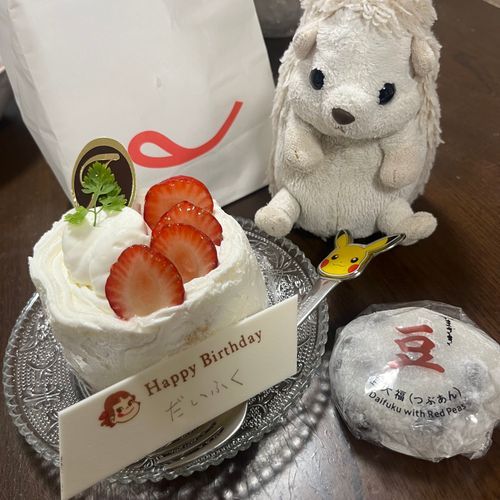今日はだいふくのお誕生日！！
飼い主からは豆大福。飼い主のお母さんからはケーキをもらったよ！
ちゃんとプレートにだいふくって書いてある！