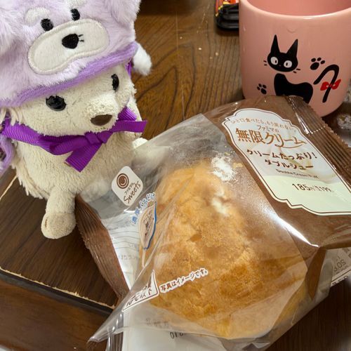 気になってたシュークリームが売ってて買えたの！すごい中までずっしり入ってて美味しかった！！
そしてみてみて。ガチャガチャでゲットしたお洋服。まろんちゃんやみたらしちゃんが着てもキツイのにだいふくはなぜかぴったり。寒くなってくるからこれ着て暖まろうと思ってるよ🦔