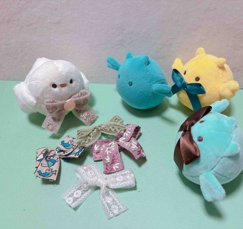 私ちょっとイメチェンしまして、刺繍リボンと優しく光る石をこさえたリボンがお気に入りです。
なので私としてはブルーグリーンさんに刺繍リボンをおすすめしてしまいますが、ちょっと気乗りしていない様子です…。