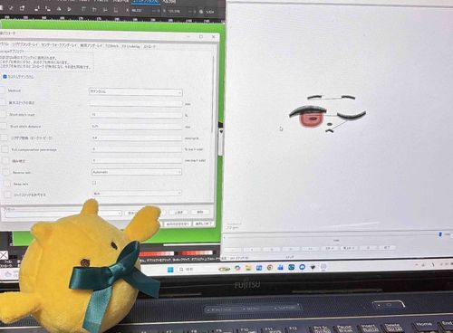 リボンカニコウモリモドキさんがぬいぐるみを作る様子を見守っています。パソコンの前の人間は刺繍データを作るのが一番苦手らしいです。
ひつじモチーフの女の子を作りたいらしいですね。