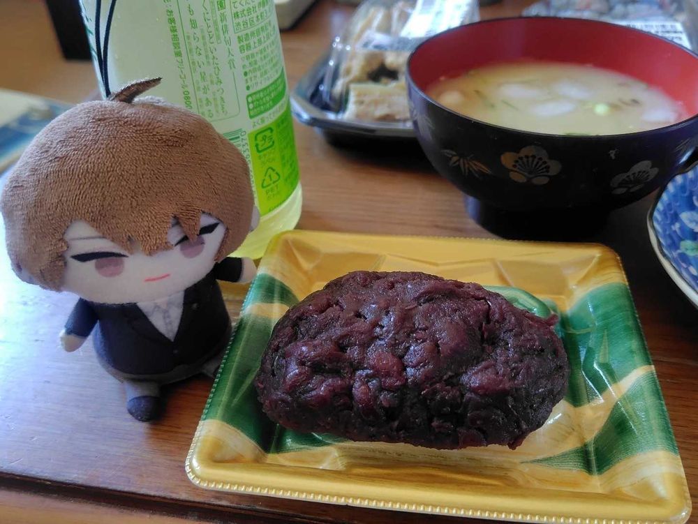 ぱやとです
ぱぺぬしのおかあさまの こじっかに!ごあいさつ いたしました
ひやじる おはぎ おすし
ぱたくしも すこしだけ いただきました!おいしい
おそと はたけがひろがってて しぜんゆたかです
いけにとびこもうとしたら ぱぺぬしにとめられました
