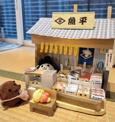 いらっしゃいませー！今日はキューちゃんお魚屋さんなの。
ショコたんがお買いものに来てくれたの。ポシェットのなかにはお金が…いっぱい！？
ピヨりちゃんは、お日様が気持ちよくて寝ちゃったみたい。