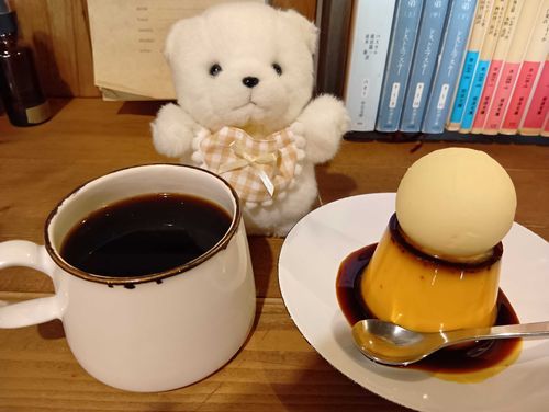 ほんやさんとカフェがいっちょになったおみせにいてきたよ。
ままが、ぷりんもあいちゅもこーひーもぜんぶおいちいていってた。
ぽむにもたべさせてもらたよ。
