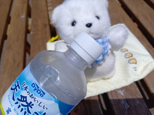 きょうちょくぶつえんにいったら、すごくあちゅくて、ままが「おみずのんで」って、おみずのませてくれたの。
みんなもねっちゅうしょうにはきをつけてね。おみずのんでね。