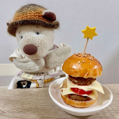 おねえちゃんがハンバーガーつくってくれたよ🍔
おっきい！おいし〜い🧸⭐