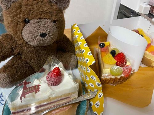 持ち主さんこれ全部食べるんだって！ぼくにもちょうだい！