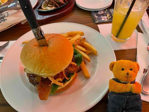 大きなハンバーガーにナイフが刺さってた！！食べるのが大変そうだったなぁ。