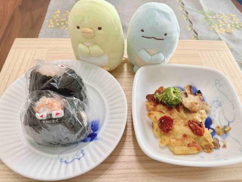 今日のお昼ごはん
鮭のおにぎりとツナマヨのおにぎりとマカロニグラタンを食べたよ😋