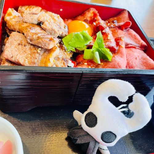 ガッツリお肉のお重を食べたようだ。