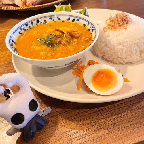 この者はタイカレーを食べたようね。
いつものインドカレーとは違う独特の香りが漂ってくるわ。