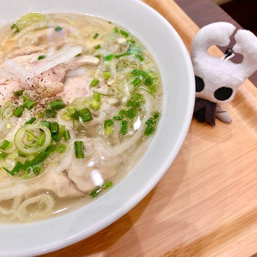 小さき亡霊よ、今日は鶏肉のフォーを食べたようね。