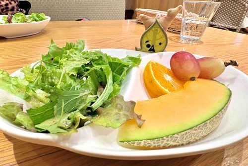 サラダにフルーツものっててェ