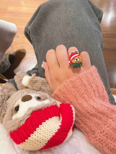 サンタさんの格好をしたくまさんの指輪も買ったんだ🧸💍
ボタンを押すと光るよ🎄