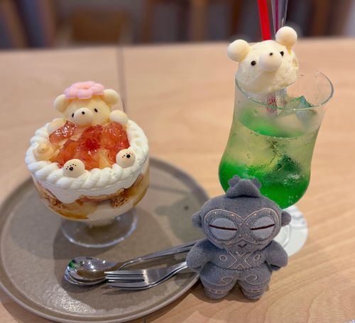 くまさんが桃風呂に入ってるパフェを食べてきたよ🍑
くまさんがシャワーキャップを被ってて、よく見たらぷかぷか浮かぶアヒルさんもいるんだ🐥