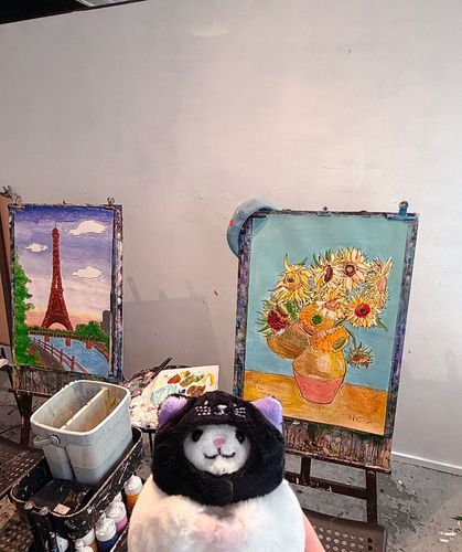 お友達とお絵描きカフェに行ってきたよ🎨✍
下書きがしてある紙に色を塗るだけだから、初心者でも楽しくできたんだ🔰
ゴッホ風に見よう見まねで塗ってみたよ🌻