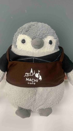 ☕️お店屋さんごっこ☕️
コーヒーいかがですか？
そんなぺんすけ君はまだ赤ちゃんなのでコーヒーは飲めません笑笑

お友達のキイロイトリ君が着ていた制服とエプロンをお借りしてぺんちゃんに着せてみました☺️ 