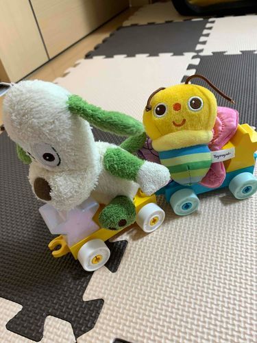 ワンワンとミツバチくんと電車ごっこして遊んでるよ〜
ガタンゴトン♪
楽しいなぁ〜🐶