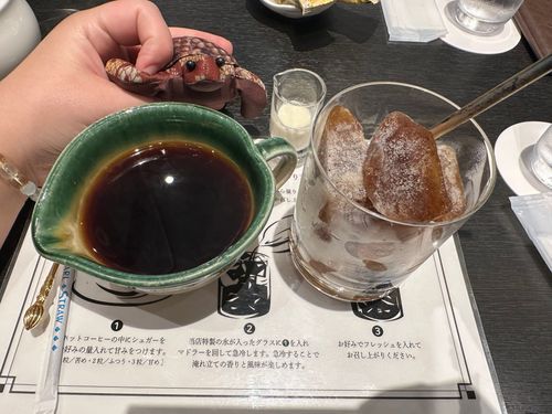 シャレオツなきっちゃてんで
コーヒーだって！
コーヒーの氷なんてかんがえた人
てんさーい❣️
あるじはブラックがいいって
おいらは苦かったから
さとうとみるく入れてもらった
(ﾟдﾟ)ｳﾏｰ