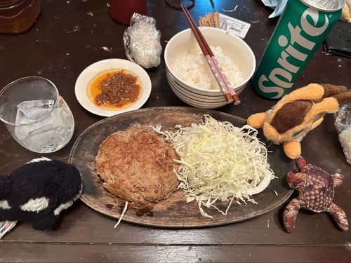 今日は唯音のじっかで
唯音母のHappybirthday!!!したの
いとが
「ナツメグドカイレ
バクダンハンバーグ
～ポンタマソースぞえ～」
を作ってくれた！

ばりうまかった⸜(◍´˘`◍)⸝
また作って！！