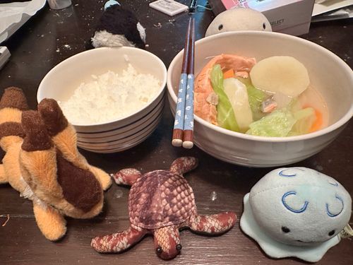 今日はみんなで
いとままの「さんぺーじる」
んとね、、おやさいとシャケを
塩と塩と塩と塩であじつけしたやつ
これをつくるときのポイントは
シャケのあらをたくさんいれること
かわもほねもぜぇんぶ
そしたらね、もうね、
くっっっさくなるからね
それがまたキマるんだわ

おいらたちはうまかったけど
スキキライわかれるから
ためすときはきをつけてね
