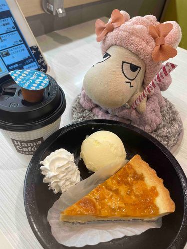 ティザスの大好きな、は・は・はま寿司！に来たよー🦖💛
今日の〆はホットコーヒーとリンゴのタルトなのだー🍎🍎🍎
あ～おいしかった！  みんなの所にもおいしいお寿司届けーーー( っ'-')╮ =͟͟͞͞🍣🍣🍣ｴｨｯ！