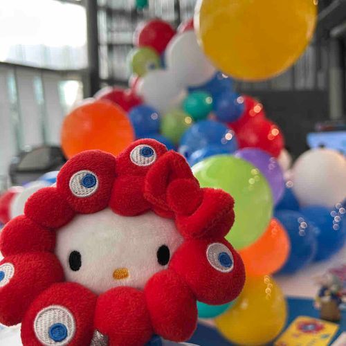 日本科学未来館でコミャクたち(後ろの風船🎈)とキティーちゃんミャクミャクで写真撮影📸