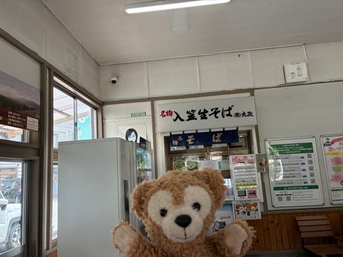 ここは駅にある立ち食いそば屋さんです