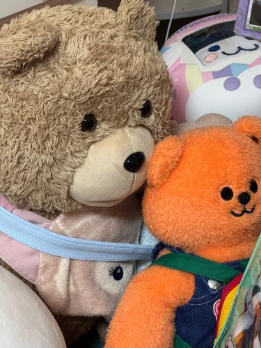 耳にキスしてます。