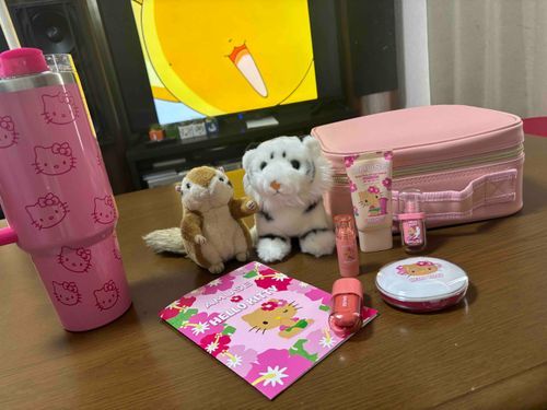 みんな大好きキティパイセンが、化粧品になったよ❣️


これつけて一緒にお出かけしよッ❣️