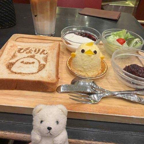 さいきん名古屋にできたちいかわラーメン豚の予約が取れたみたいで一緒についてきた

ミニサイズにしたけどすごいボリュームだった！
味も濃すぎずこってりすぎずでおいしかった
写真はモーニングで食べたぴよりんカフェ
