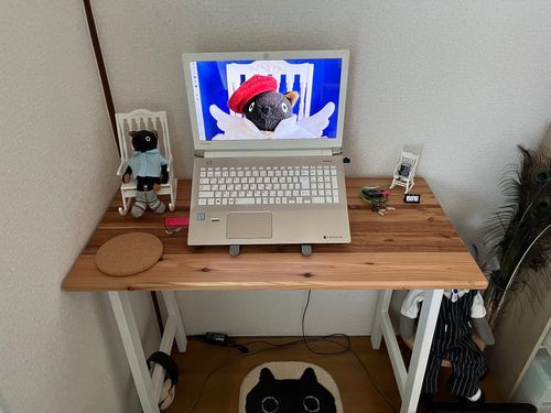 おニューの机(`◉ ᴥ ◉’)✧*｡
The new desk.