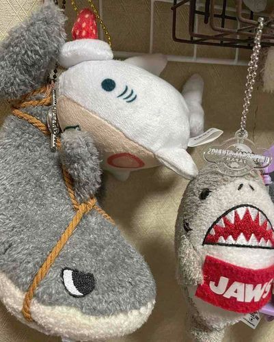 さめ丸のめせんのさきにはいつもぶらさがってるいろんなおともだちがいます。