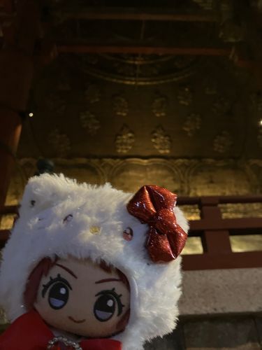 以前奈良旅行に行った時に撮った咲季ちゃんのお写真です。少し暗いけど、大仏様のお背中で。
