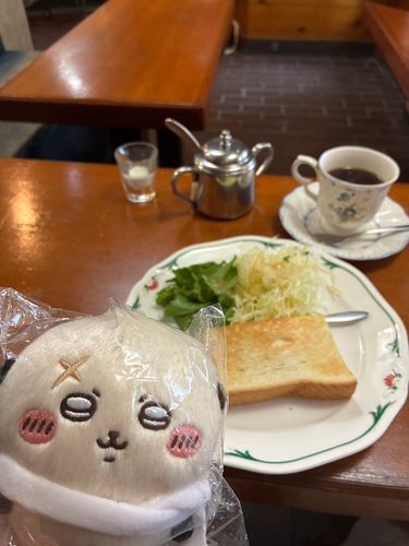 みなさまおはよう〜
今日はラッコ先生とモーニングに来てみました!美味しそうですね先生!
このパン、縦に倒してみるとたまごサンドだった!美味しい!
最近は台風や何やらありますけど、元気に行きましょ〜