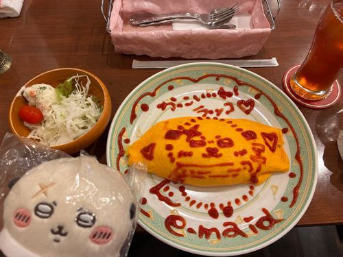 今日はメイドカフェに来ました。メイドさんがラッコ先生を描いてくれましたよ!嬉しいですね!ラッコ先生!