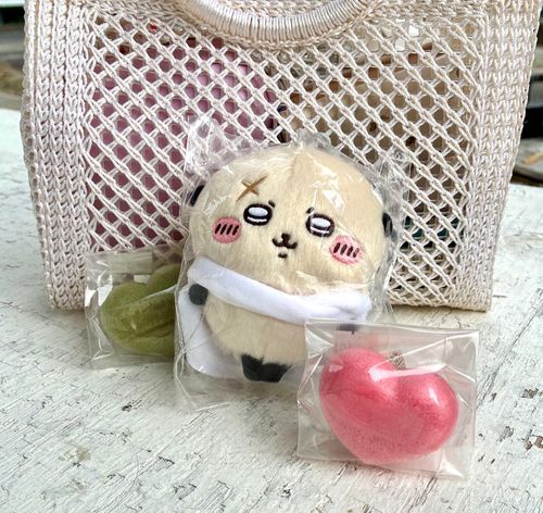 屋外でハート最中を食べたよ!抹茶ミルクと、いちごミルク味!