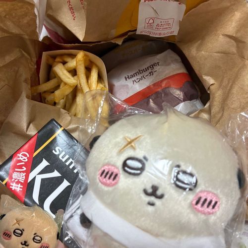 食べるか バーガー
内容はチーズバーガーと、普通のバーガー、黒とポテトです(´▽`)ノ
みんなも食べよう!「マ」!