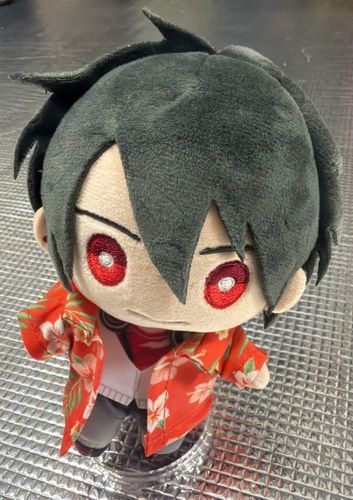 服の上からアロハシャツを着せられた