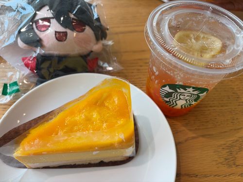 マンゴーケーキとオレンジマンゴージュースを添えて