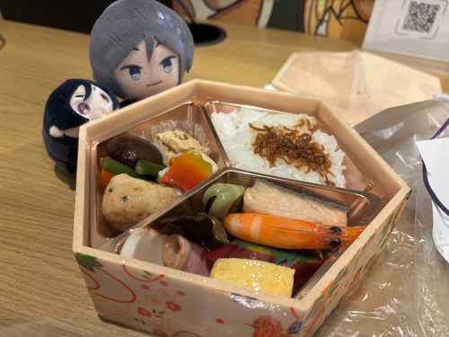 …ちい！ちー！
旅行先でも変わらず、美味しそうなものがあると指の上やげんと共に現れるこもちやげん。卵焼きを貰えてご満悦。