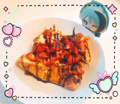 イチゴとチョコシロップたっぷりのフレンチトーストです。そういうわけで先日のパンは無事消費できました。