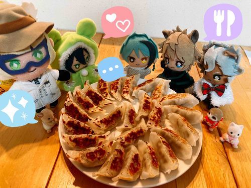 餃子を食べようとしたら、皆さん集まってきました。…1人分の取り分がかなり少なくなることを憂いてなどいませんよ、ええもちろん。