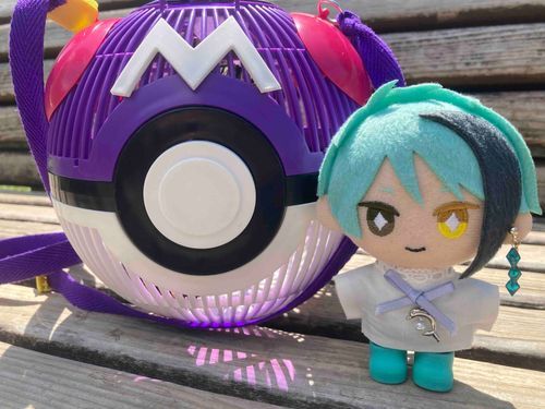 今日は稚魚さん達の虫取りにおつきあいしています。
このマスターボールの中にアゲハチョウ3匹、モンシロチョウ1匹が入ってるんですよ。