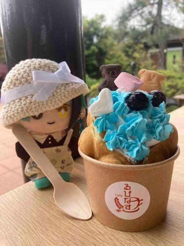 これはGWに行った植物園での写真ですね。ネモフィラを模したワッフルを頂きました。