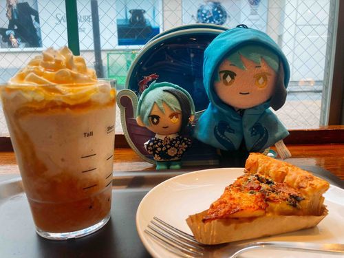 銀座のスタバでマンゴーのフラペチーノとキッシュを頂きました。