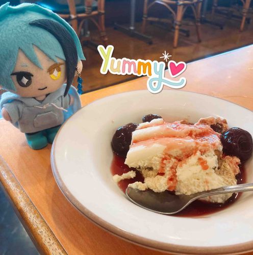 サイゼリヤの期間限定デザート、チェリーソースのティラミスを食べました。ティラミスのほろ苦さ全無視のとびっきりの甘さでしたが、美味しかったです♡