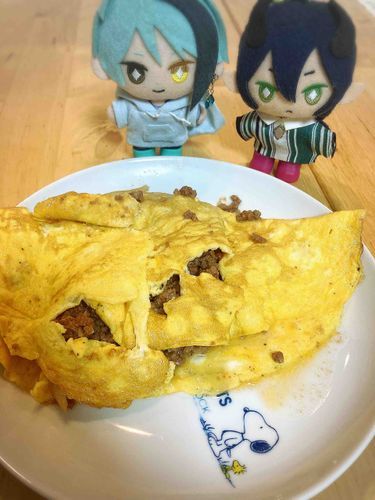 牛ひき肉とじゃがいもを炒めたものが余っていたので、ユミさんがオムレツとしてリメイクしましたが…少々包むのに失敗しましたね…