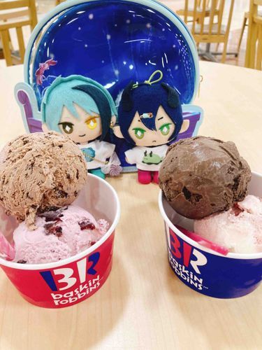 特に欲張らずに皆でアイスを食べてきました。ユミさんはチョップドチョコ✖️バーガンディーチェリー、稚魚さんはチョコ✖️ラブポーションサーティワンです。