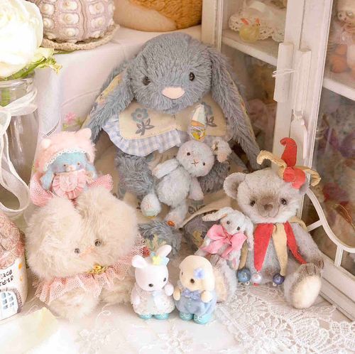 青いタレ耳うさぎのネモちゃんとミニネモ
ビューン猫のミルクティー
ピエロクマのグリッチ
自作のテディベアやシルバニアちゃん達との日常🫧
