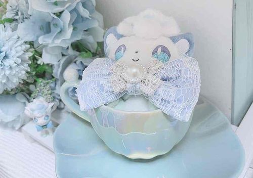 お気に入りの写真です

かわいいティーカップは、お友達がお誕生日にくれたものです🫧

そしてかわいいリボンは、お友達のマホイップちゃんのトレーナーが、わたしのために作ってくれました🎀

みんなに愛されるあろこんちゃんです